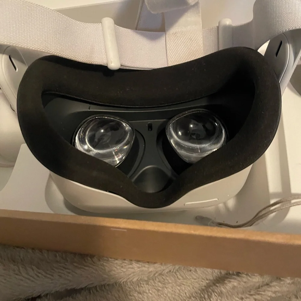 Oculus Quest 2 It’s White Been Used A Couple Times